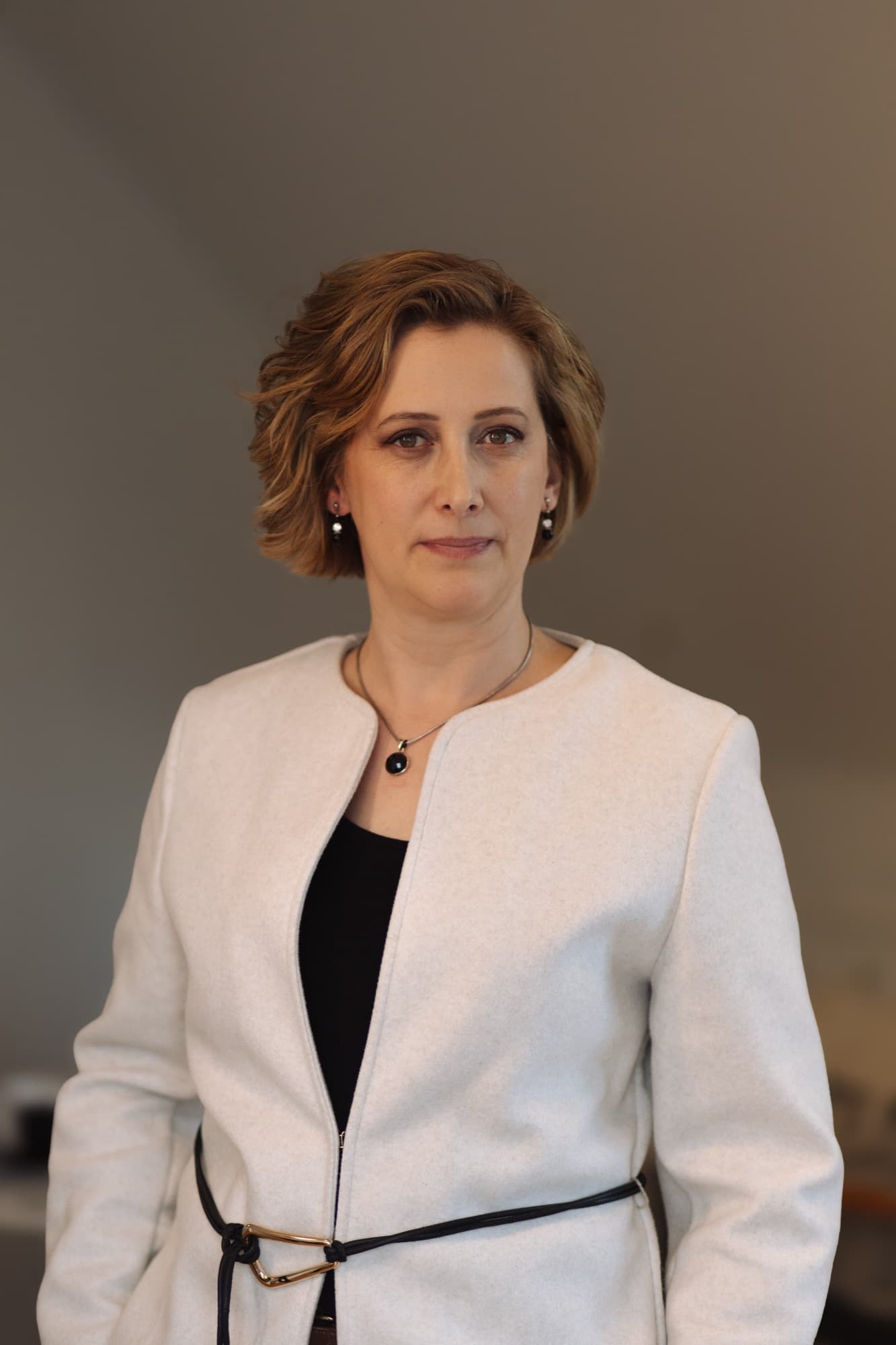 Dr. Sófalvi Ágota iratokat vizsgál